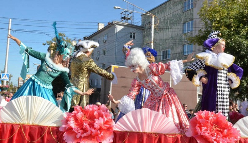 По главным улицам с оркестром: в Калуге завершился карнавал