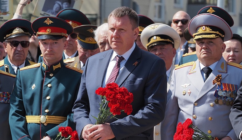 Несколько сотен калужан почтили память павших в Великой Отечественной войне у Вечного огня в областной столице