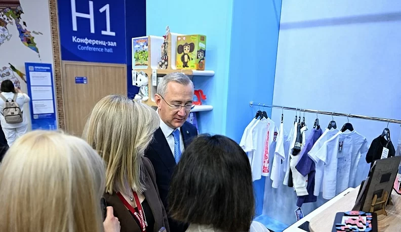 ПМЭФ-2026: Владислав Шапша приветствовал калужских производителей на стенде Росмолодёжи
