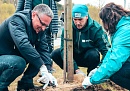 Дмитрий Денисов и коллектив калужского предприятия высадили клёны на набережной Яченского водохранилища Дмитрий Денисов и коллектив калужского предприятия высадили клёны на набережной Яченского водохранилища
